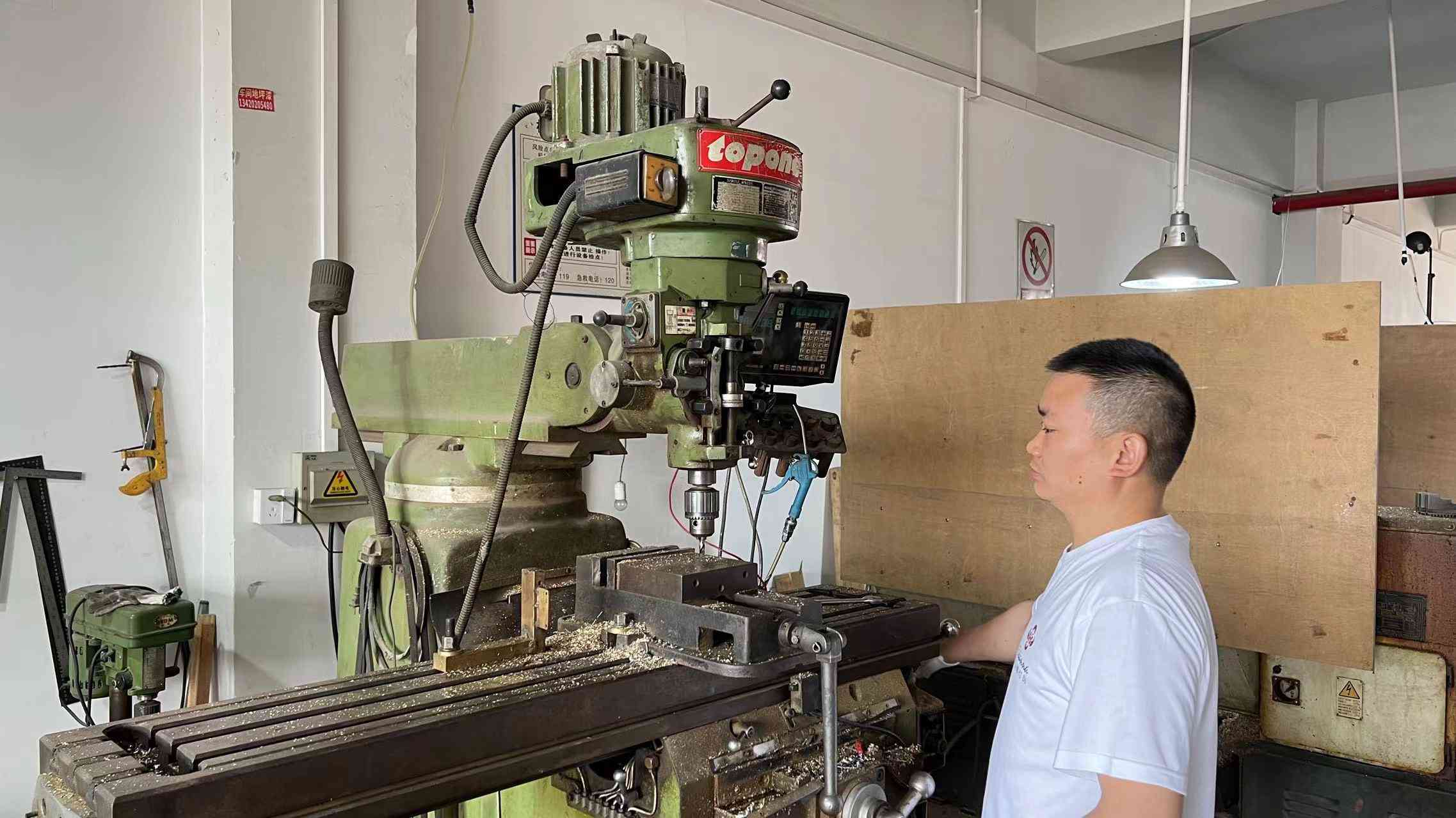 Dongguan Xin Hua Artware & Lighting Co., Ltd. Table Lamp