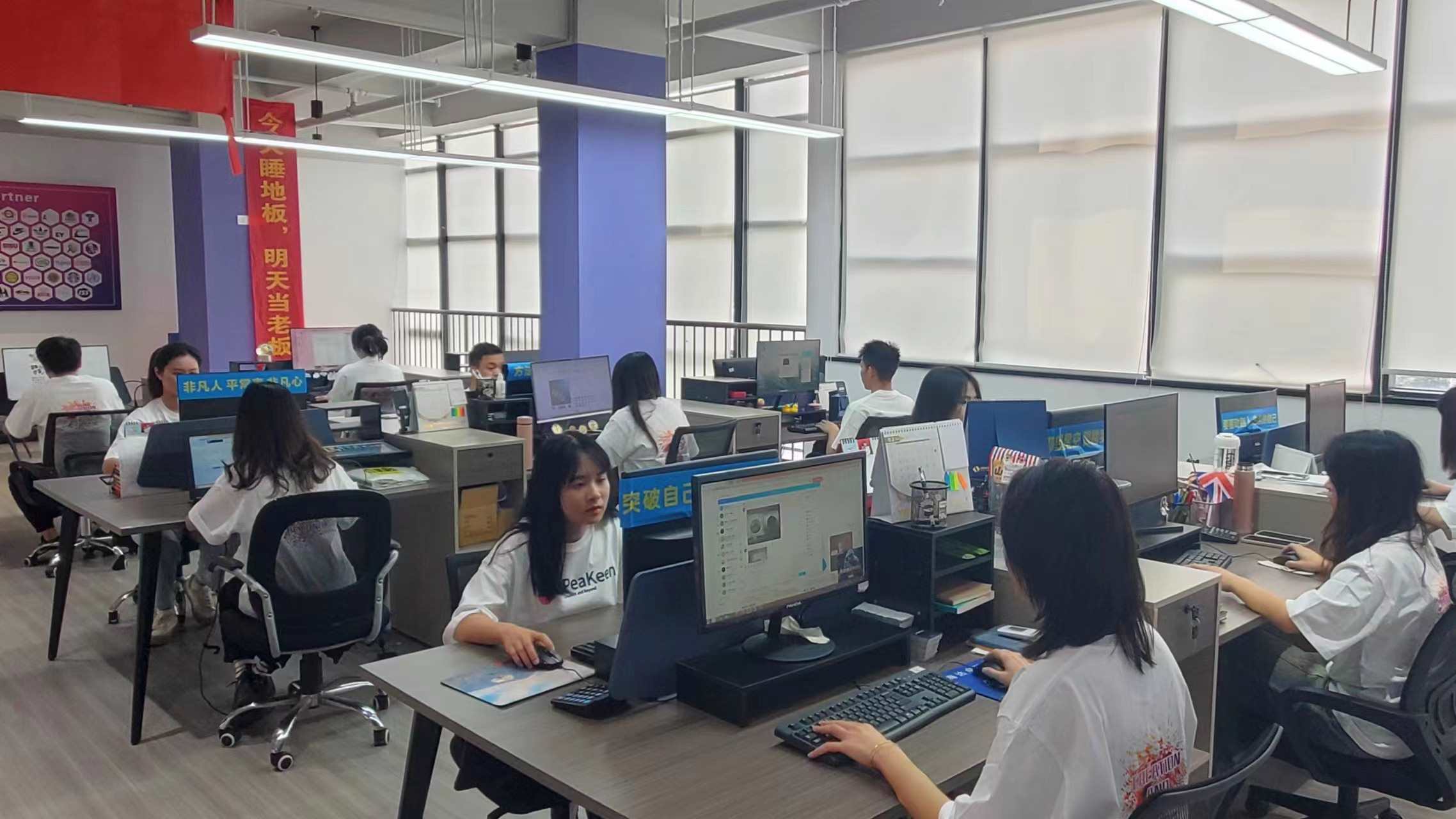 Zhongshan Peakeen Gifts Supply Chain Co., Ltd. Keychains