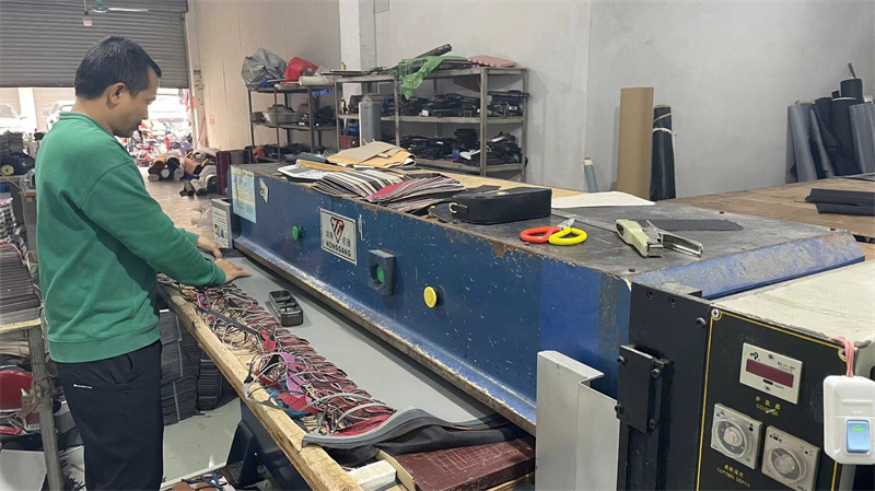 Yiwu Zhenxin Leather Co., Ltd. Handbags