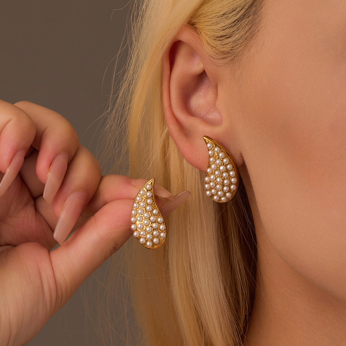 Fashion Gold Water Drop Inlaid Pearl Stud Earrings For Women Simple Light Luxury Design Earrings