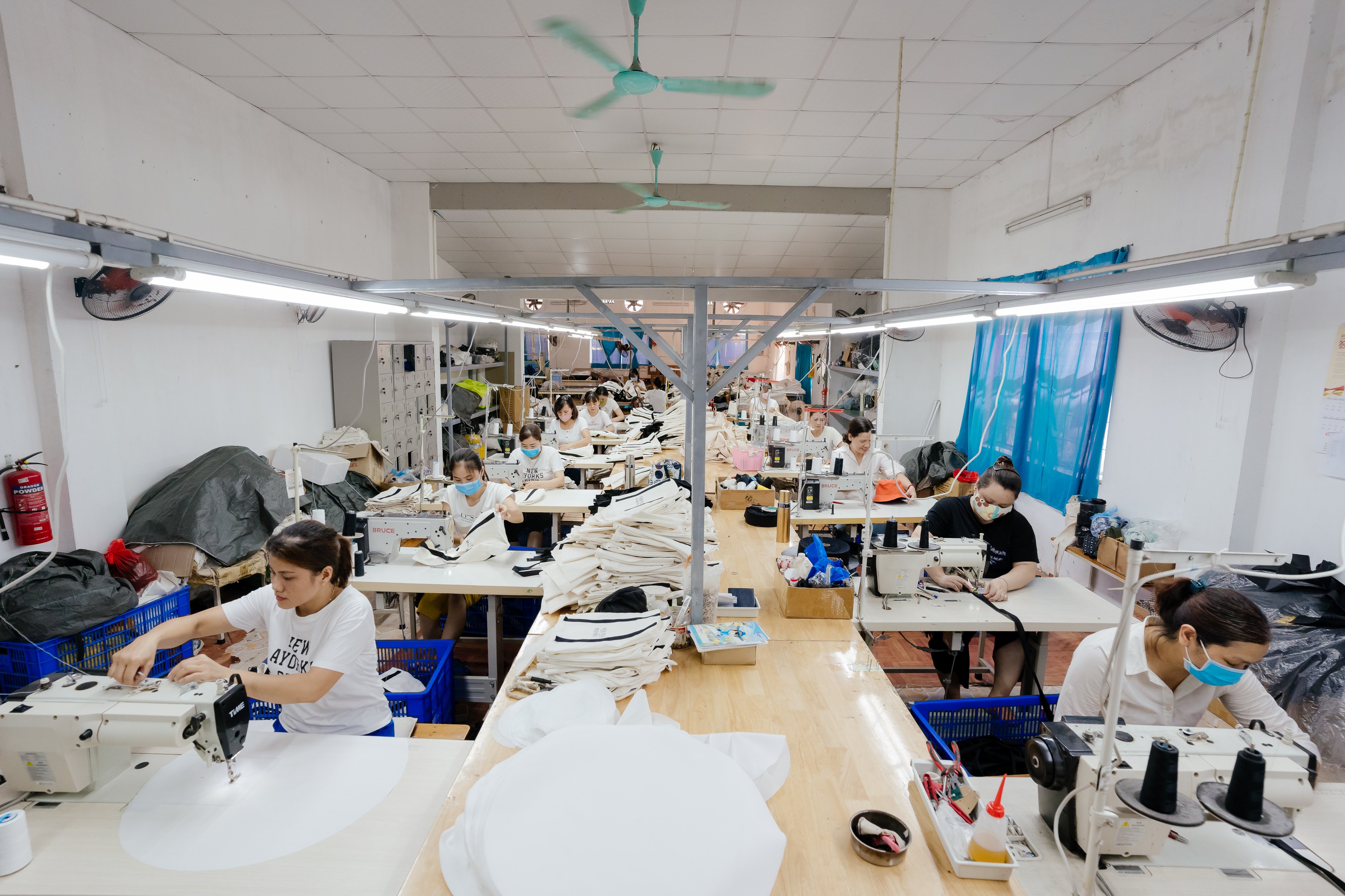 Domil E-Commerce Supply Chain Management (Shenzhen) Co., Ltd. trucker caps