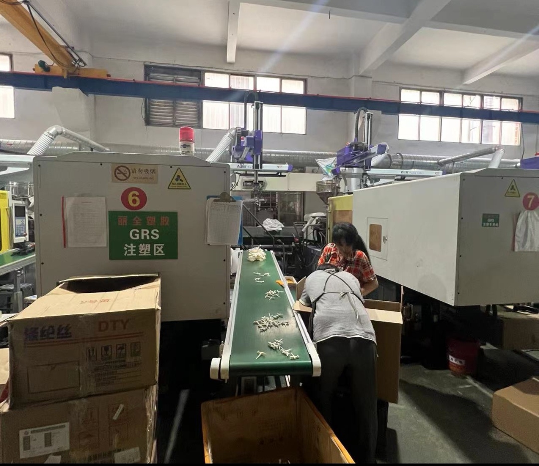 Quanzhou Guochuang Technology Development Co., Ltd. wooden hangers