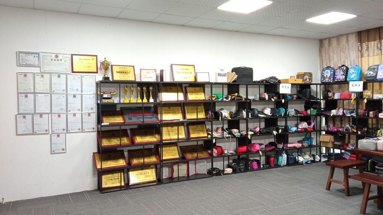 Guangzhou Caccia Dresser Co., Ltd. Transparent PVC bags