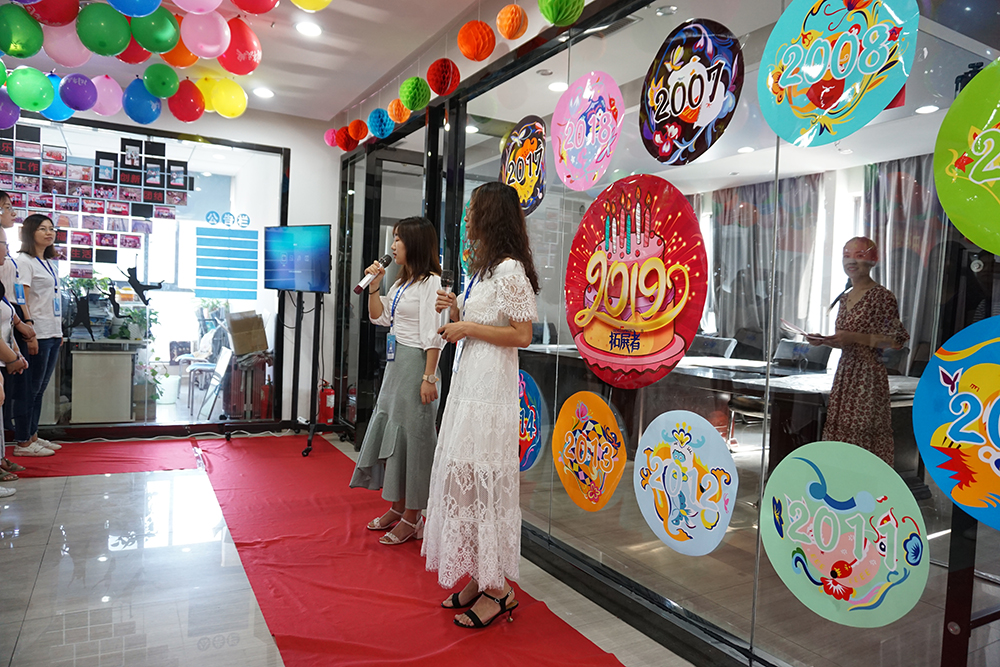 Henan Zhonglihui Arts&Crafts Co., Ltd. cake topper