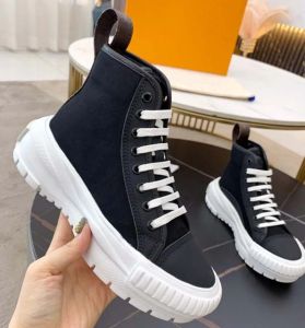 Top Designer Classic Women Running Shoes Men Outdoor Reflective White Flat Walking Trainers Lace Up Fashion Casual Sneakers
