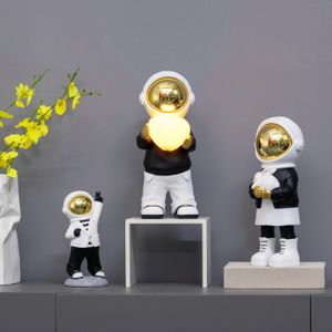 New Design Resin Table Astronaut Ornament Modern Heart-shaped Lamp Item Home Decoration