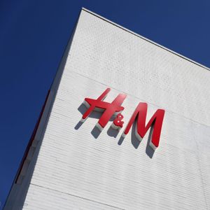 Custom 3D LED Acrylic Illuminated Letters Outdoor Facades Storefront Sign For Mall Company Advertising