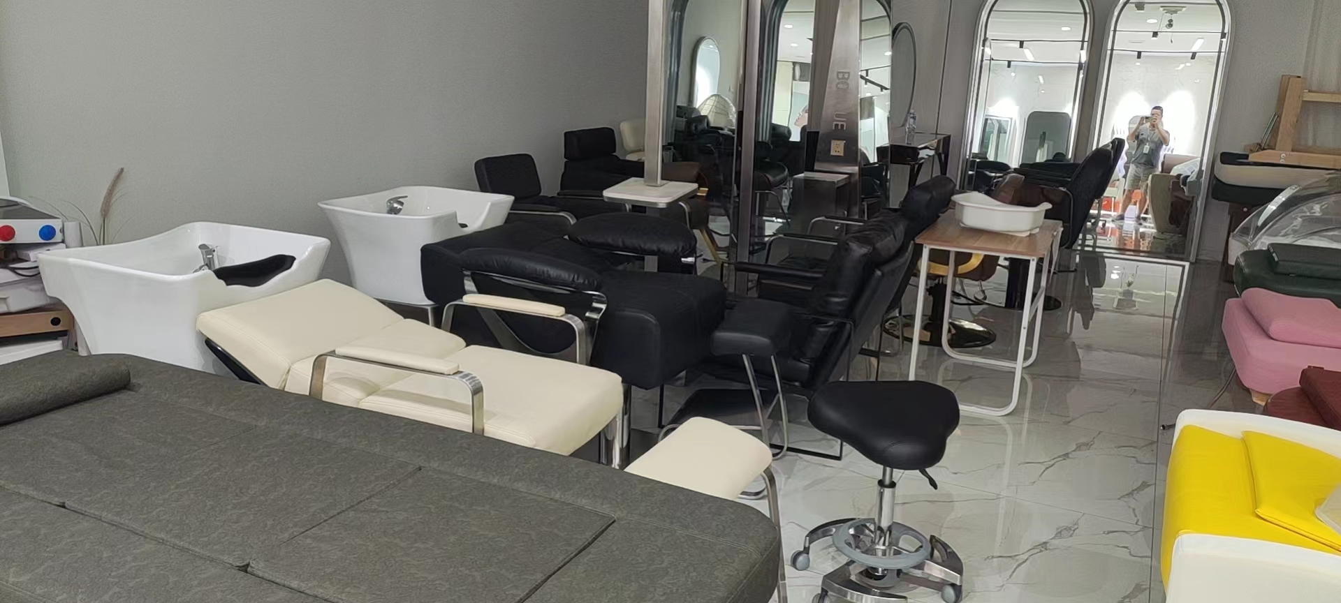 Guangzhou Yicheng Fountains & Pools Equipment Co., Ltd. barber chairs