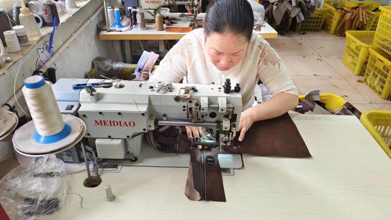 Baoding Yashangjie Leather Manufacturing Co., Ltd. Hiking Backpack