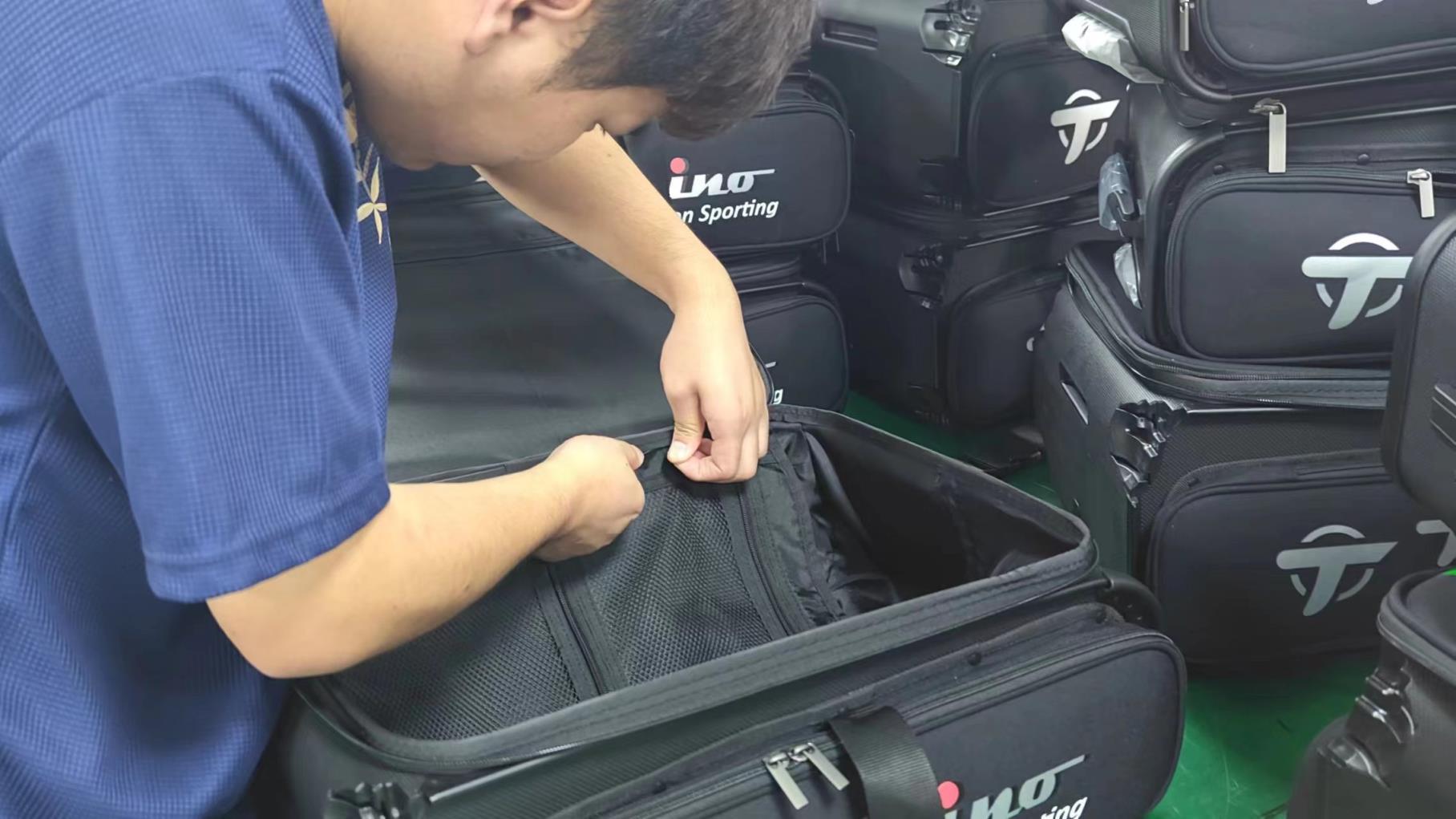 Guangzhou Hongxin Luggage And Leather Goods Co., Ltd. Makeup Bags