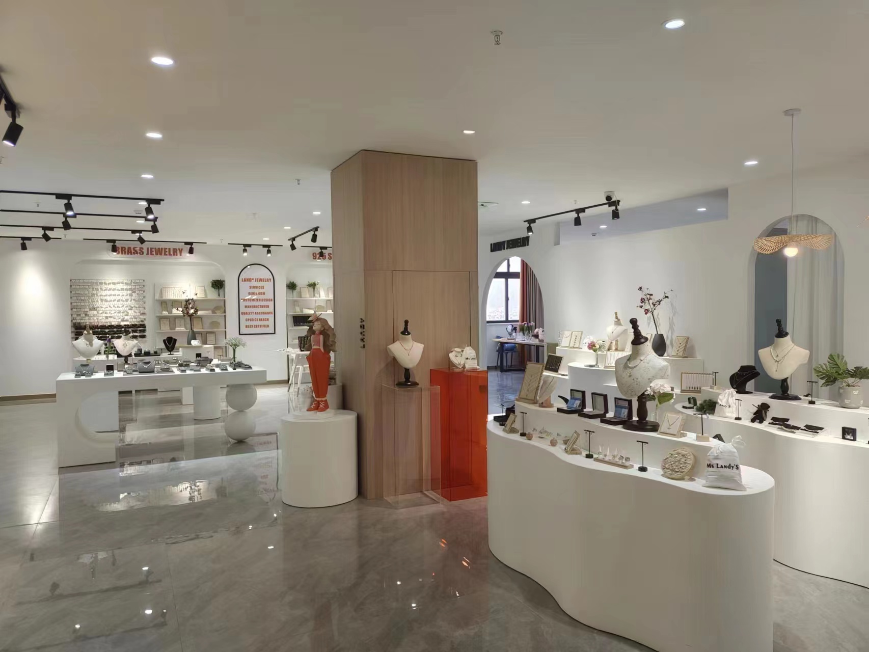 Yiwu Minster Accessories Co., Ltd. Brooches