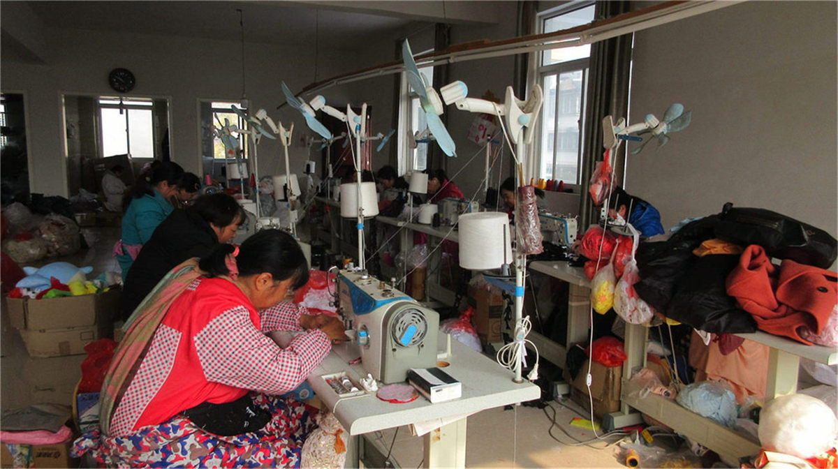 Yiwu Moyun Import and Export Co., Ltd. Plush Pillow