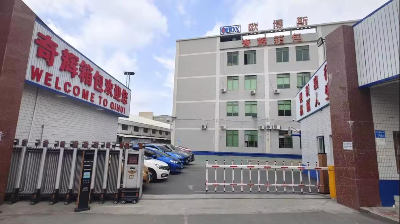 Guangdong Qihui Cases Co., Ltd. makeup cases with light