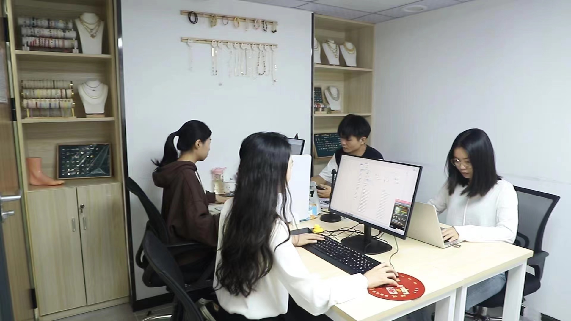 Guangzhou Yunjia Commercial And Trading Co., Ltd. Earrings