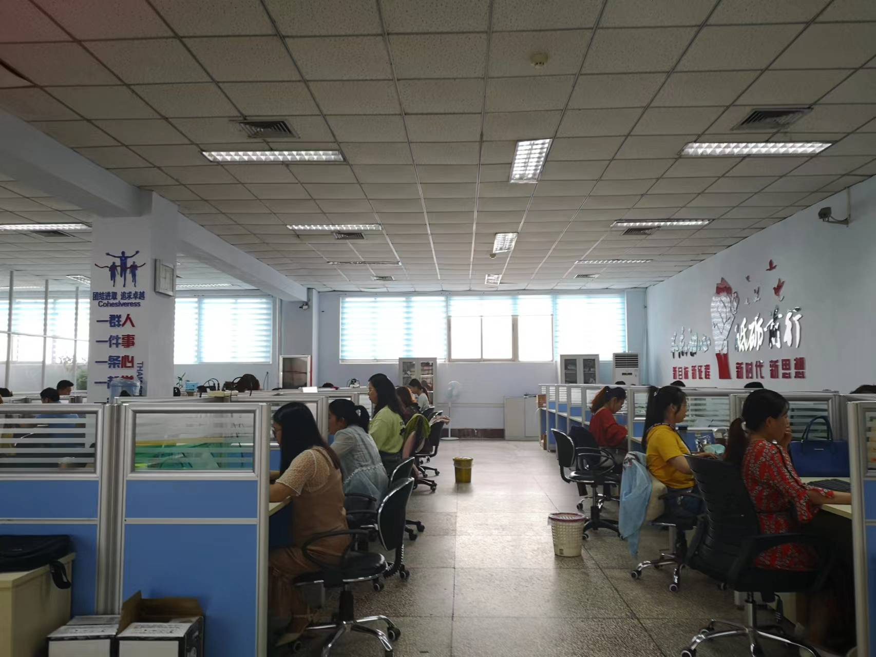 Henan Ernst Smart Technology Co., Ltd. Mirror photo booth
