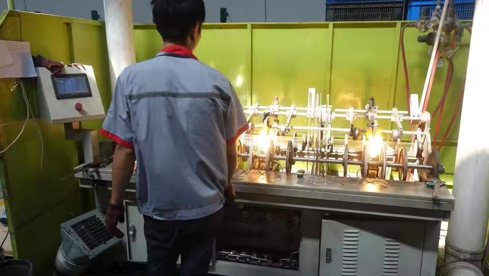 Taizhou Huangyan Xinchunlin Industry & Trade Co., Ltd. Glass Water Bottle