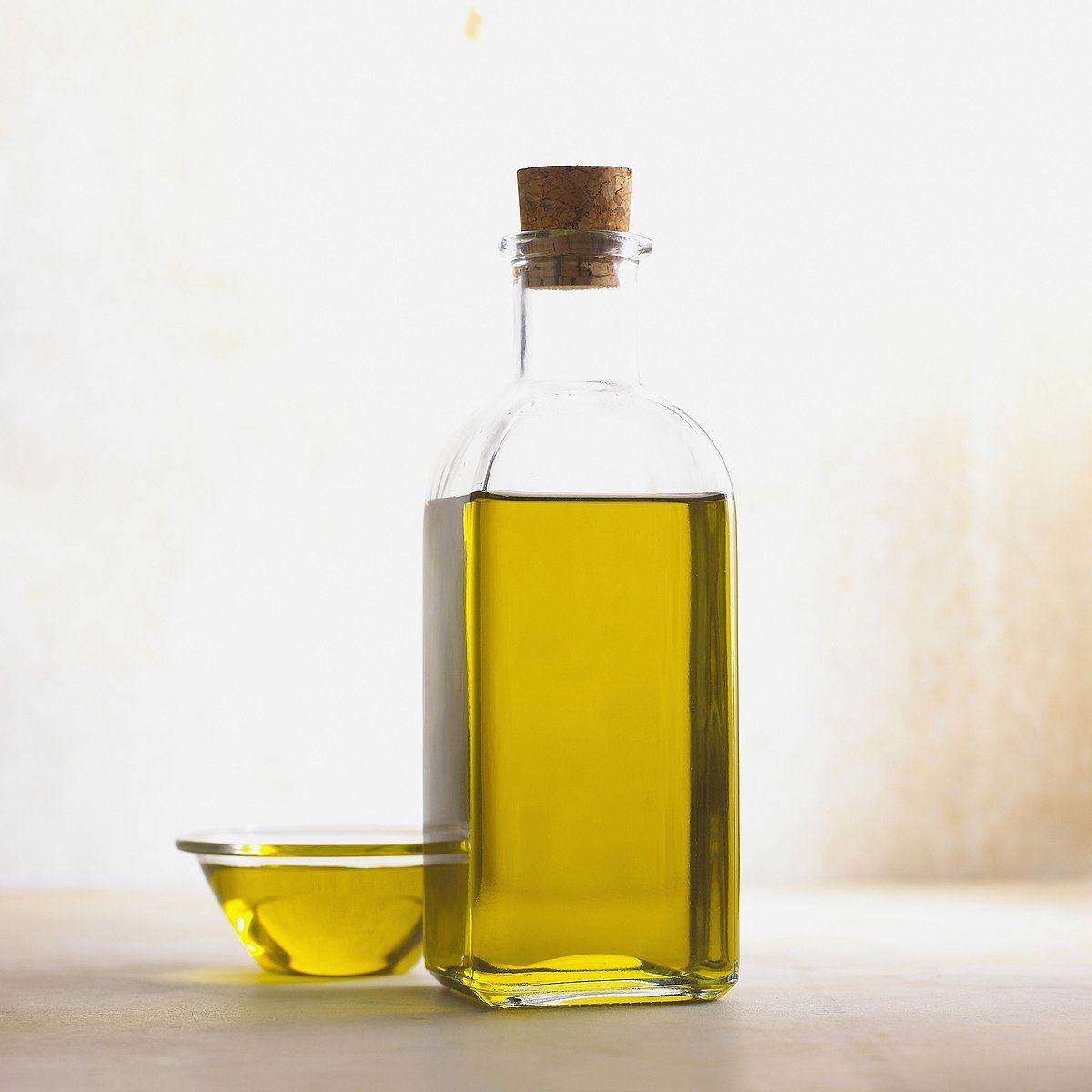 Bulk Exporter of Pure Garlic Essential Oil for Beauty Care Use Pure Garlic Oil Obtained from Steam Distillation