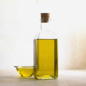 Bulk Exporter of Pure Garlic Essential Oil for Beauty Care Use Pure Garlic Oil Obtained from Steam Distillation