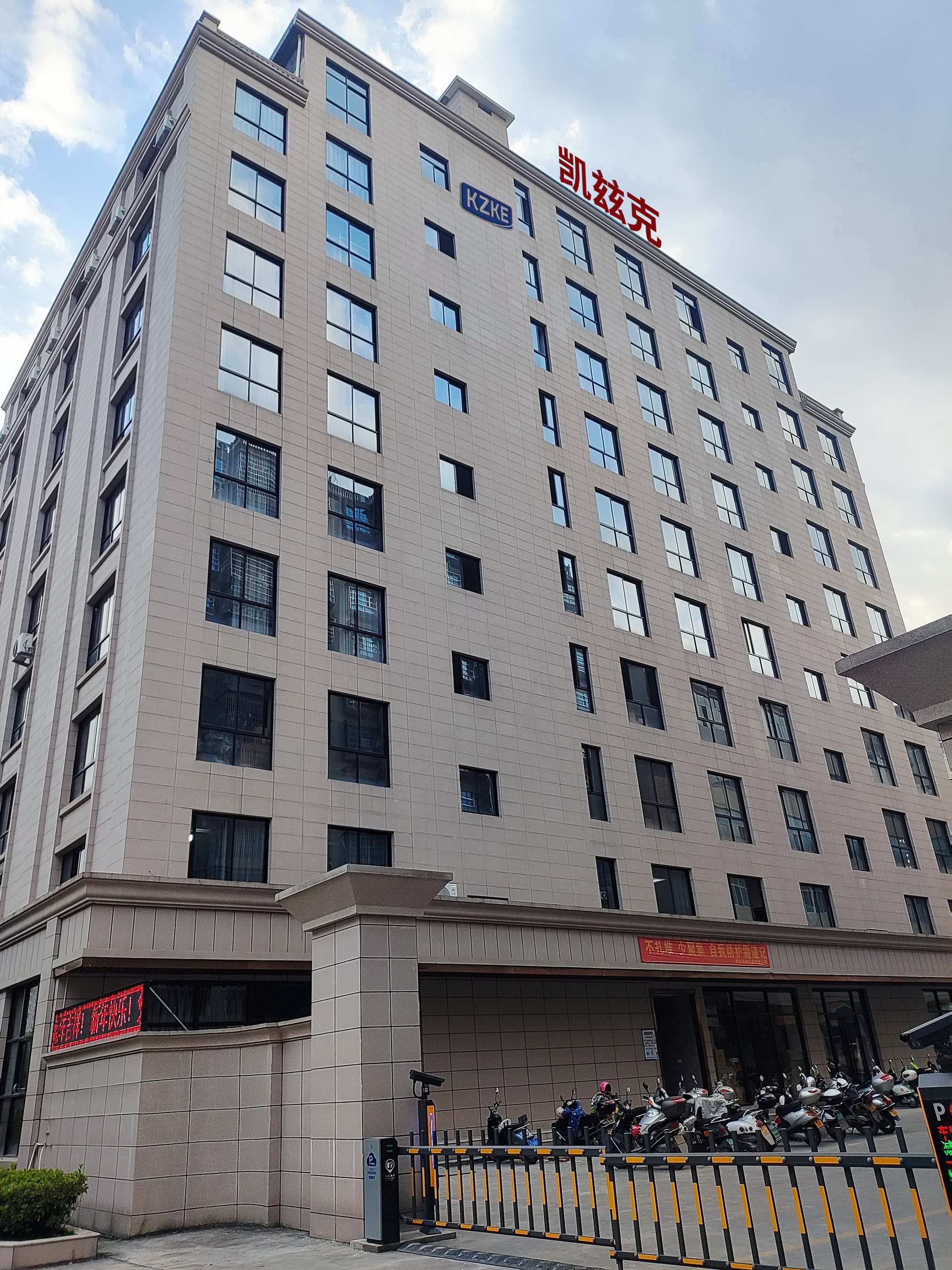 Fujian Dehua Kzke Crafts Co., Ltd. Ceramic vases
