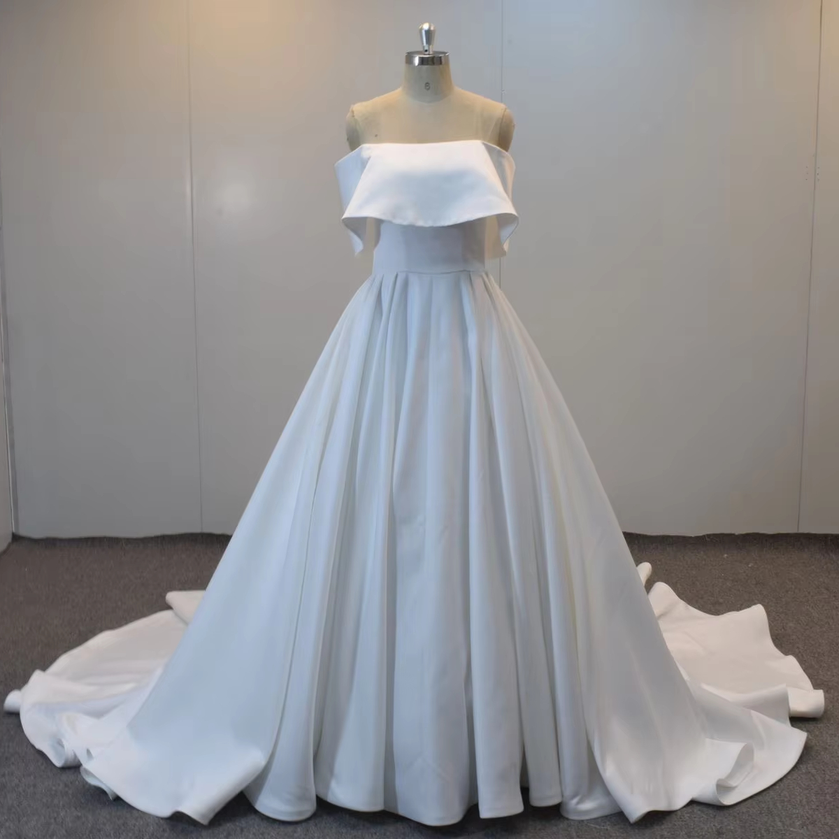 Shanghai Zhongqi Environmental Protection Technology Co., Ltd. Elegant Sleeveless Square collar Ball Gown Hand Made Bridal Dress for woman
