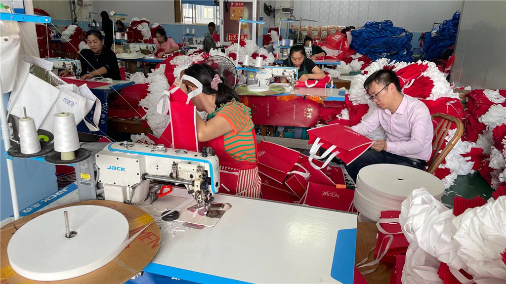 Cangnan Xiangqun Bags Co., Ltd. Shopping Bag