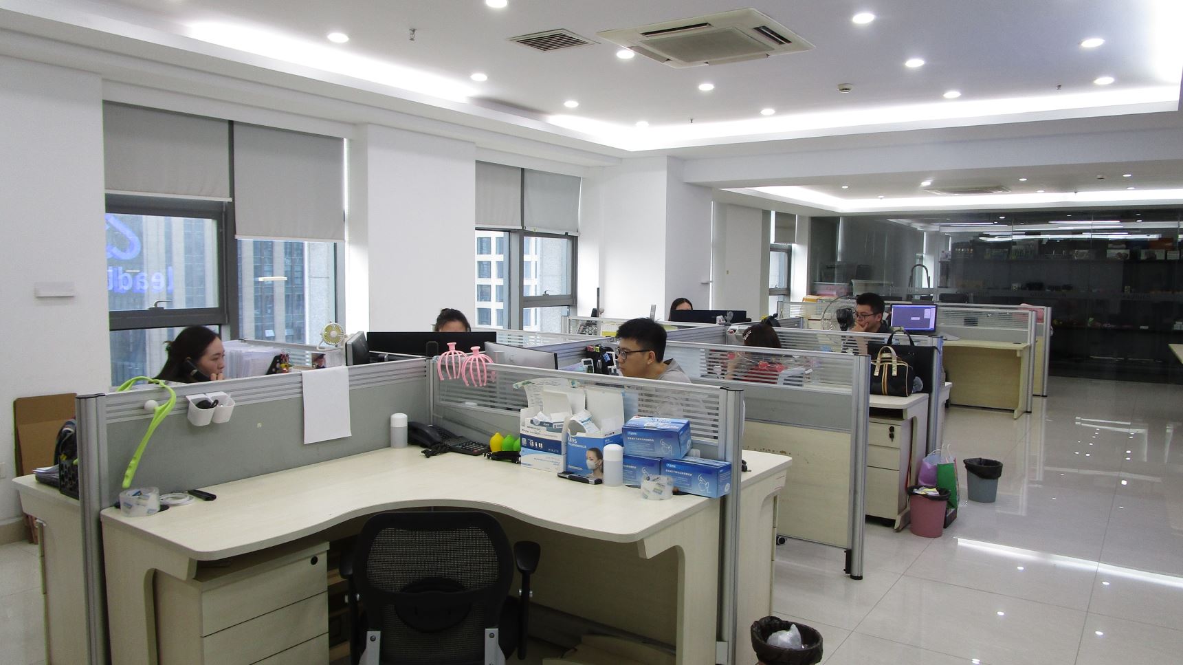 Ningbo Yinzhou LeadLush Imp & Exp Co., Ltd. Phone holders