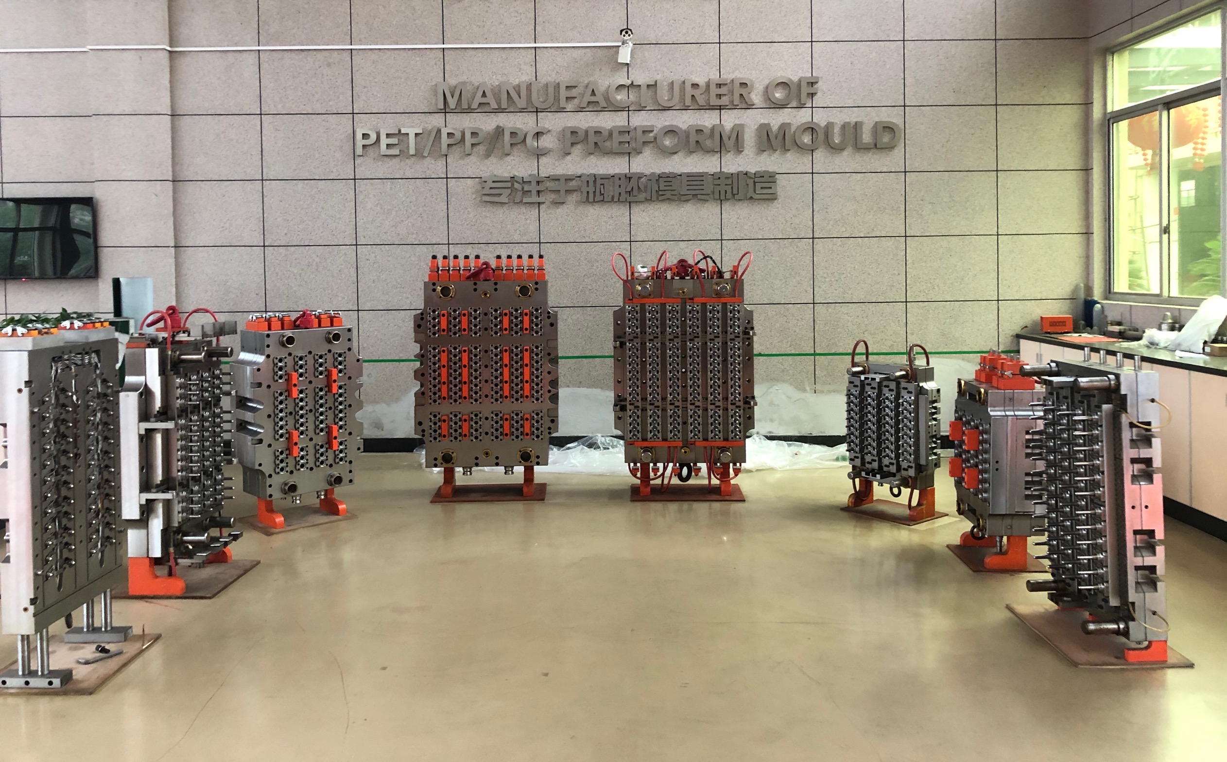 Taizhou Hangxiang Plastic Mould Co., Ltd. PET preform mould