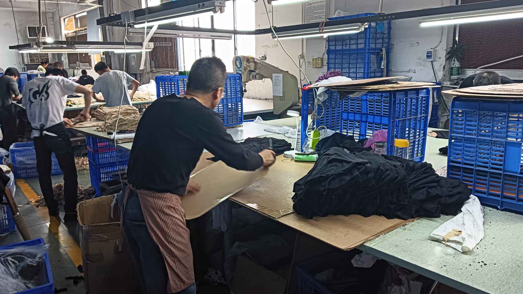 Yiwu Mingchang Fashion Co., Ltd. Men's Coats