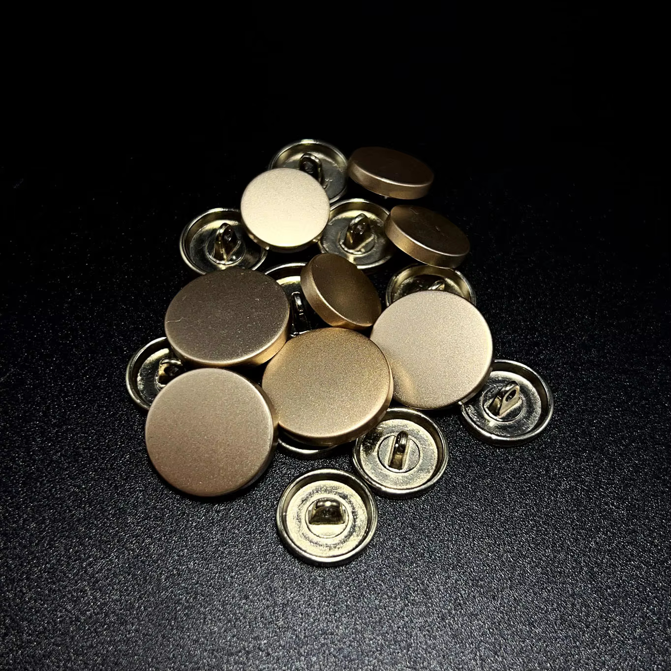 Guangzhou Guanxing Garment Accessories Co., Ltd. Wholesale Custom Flat Metal Buttons Round Electroplating Process Used In High End Clothing