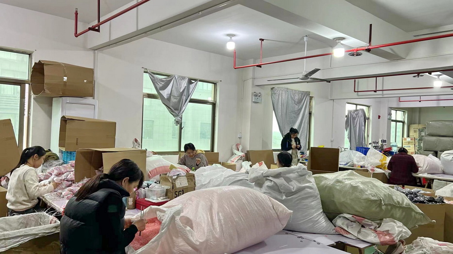 Yiwu Yaotong Commodity Co., Ltd. keychains
