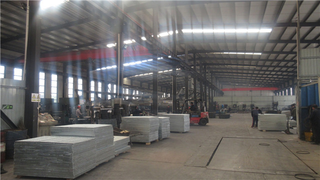 Hebei Qiqian Metal Wire Mesh Manufacture Co., Ltd. Barbed Wire