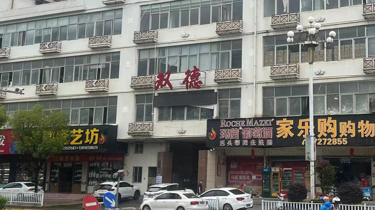 Fujian Dehua Shuangde Ceramic Co., Ltd. Ceramic Vase