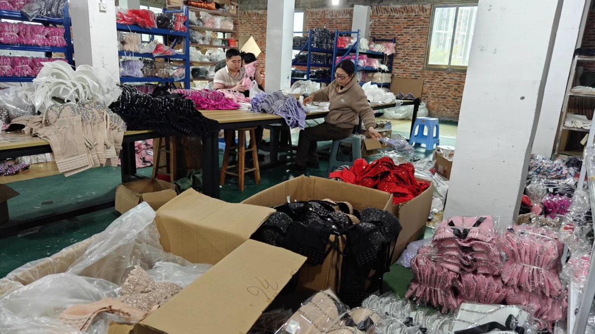 Qingyuan Meihua Clothes Co., Ltd. factory image 3