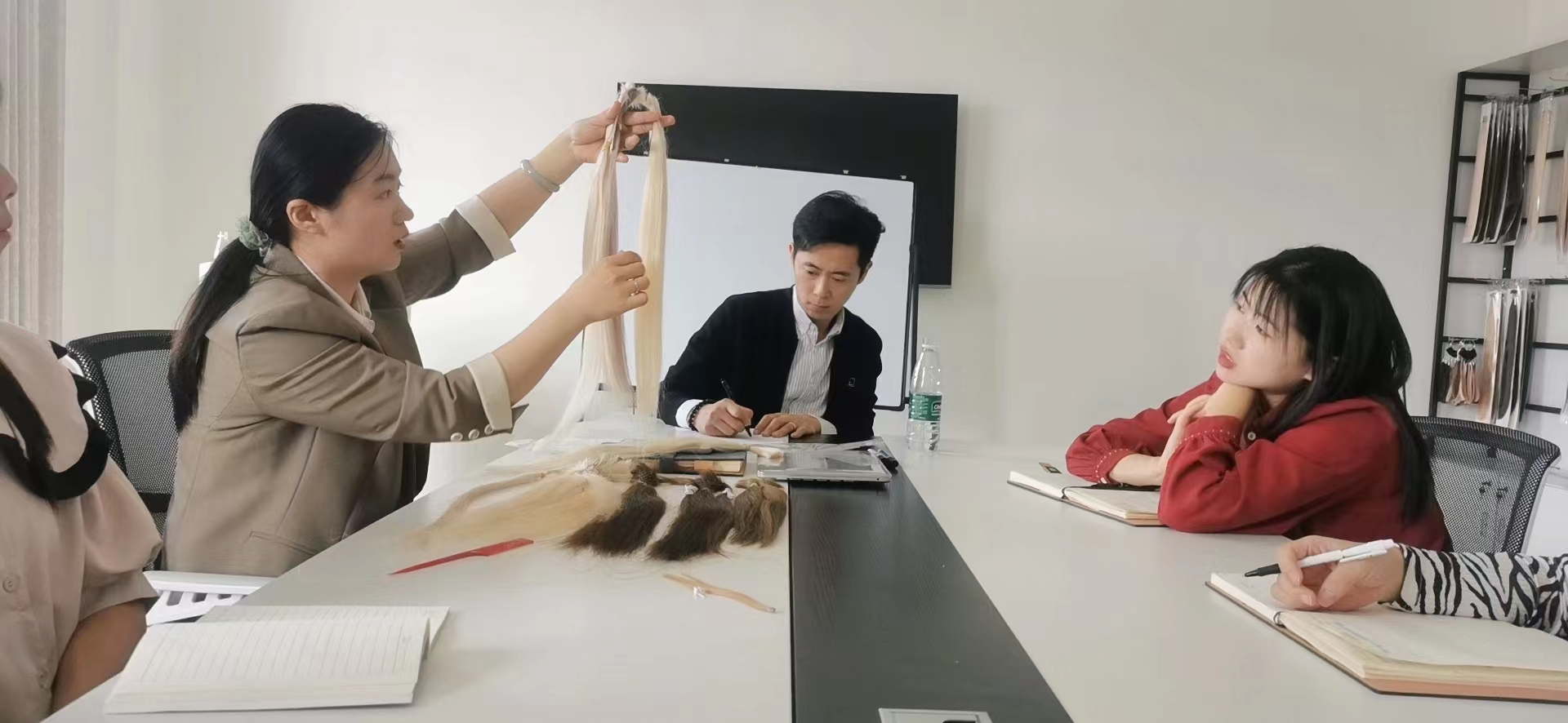 Qingdao Jiuzhou Hongqiao International Trade Co., Ltd. human hair weaves