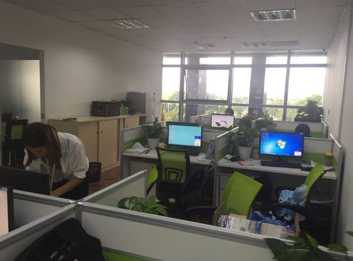Yiwu Sizhe E-Commerce Co., Ltd. Handbag