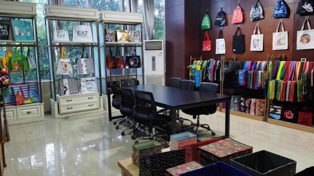 Cangnan Color Bag Co., Ltd. Shopping Bags