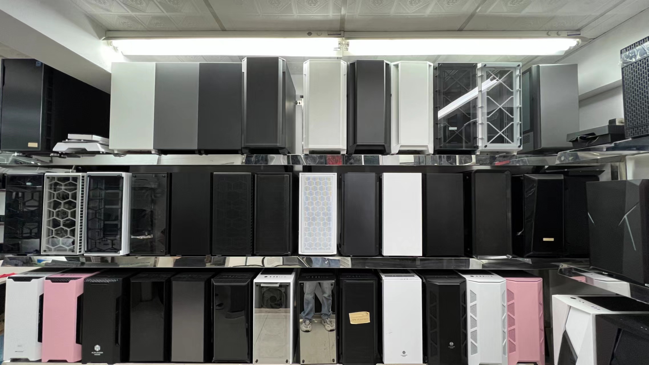 Guangzhou JNP Enterprise Management Consulting Co., Ltd. Gaming PC Cases