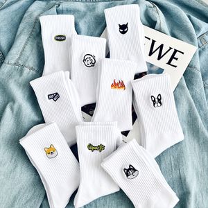 Custom casual mid length white embroidery logo high quality cotton made men socks