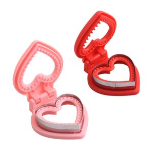 Cute Heart Sandwich Cutter Sealer and Decruster DIY Cookie Cutter Makel Pocket Sandwiches Handguard Stainless Steel Baking Tool