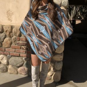 Wholesale Custom Fashion Western Vintage Women Ponchos Female Shawl Thick Cape Warm Coat Acrylic Button Scarf Blanket 2024