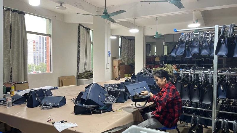 Guangzhou Chunxi Bags Manufacturing Co., Ltd. Crossbody Bags