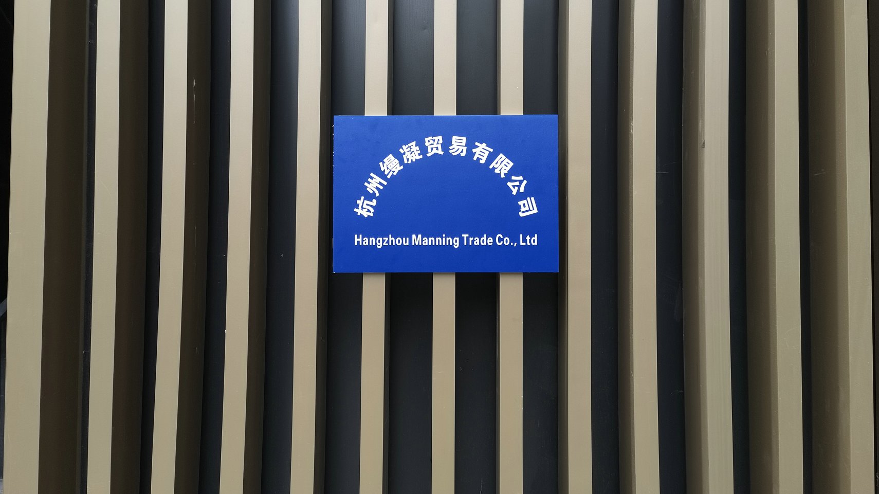 Hangzhou Manin Trading Co., Ltd. Scarf