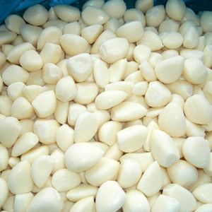 New Product Best Quantity supply BRC certified IQF frozen garlic clove / frozen garlic