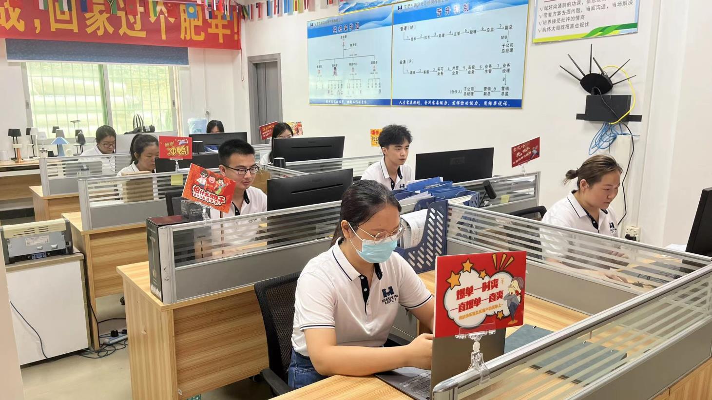 Dongguan Mingpin Photoelectric Lighting Co., Ltd. Chandelier