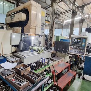 Vertical head CNC milling machine