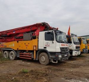 Concrete pump truck