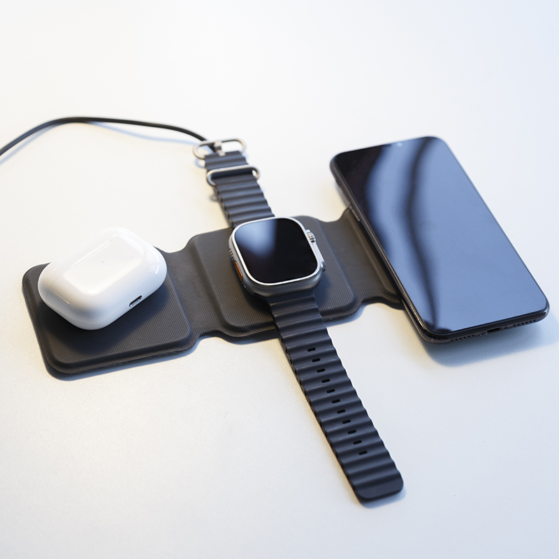 Leather Magnetic Foldable Charger Station Cellphone Headphones Smart Watch Fast Travel Charger 3 in 1 foldable wireless charger