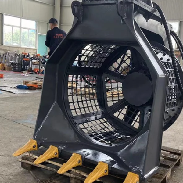 Excavator screening bucket