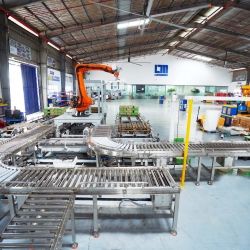 HỆ CẤP PALLETIZER VÀ ROBOT XẾP THÙNG LÊN TỰ ĐỘNG