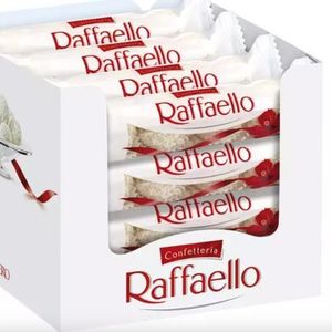 Raffaello T4 40g - Crispy wafer decorated with grated coconut, with a whole almond inside
